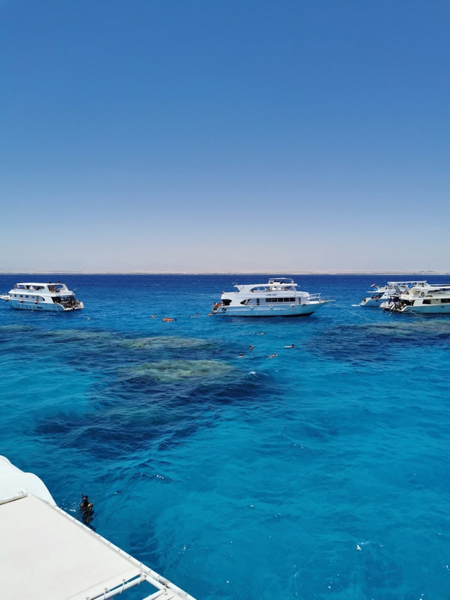 Bateaux et eau turquoise de la mer Rouge à Hurghada