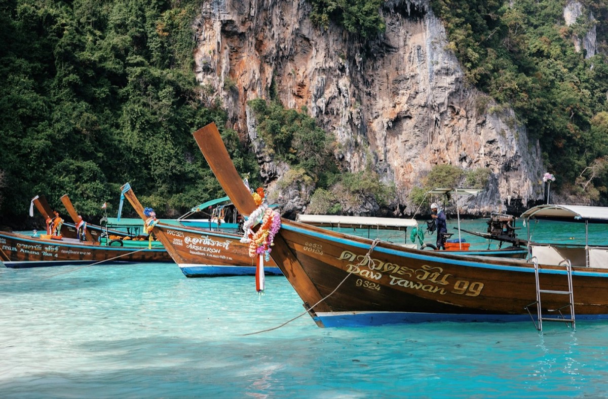 Bateaux longtail sur une eau turquoise à Phuket