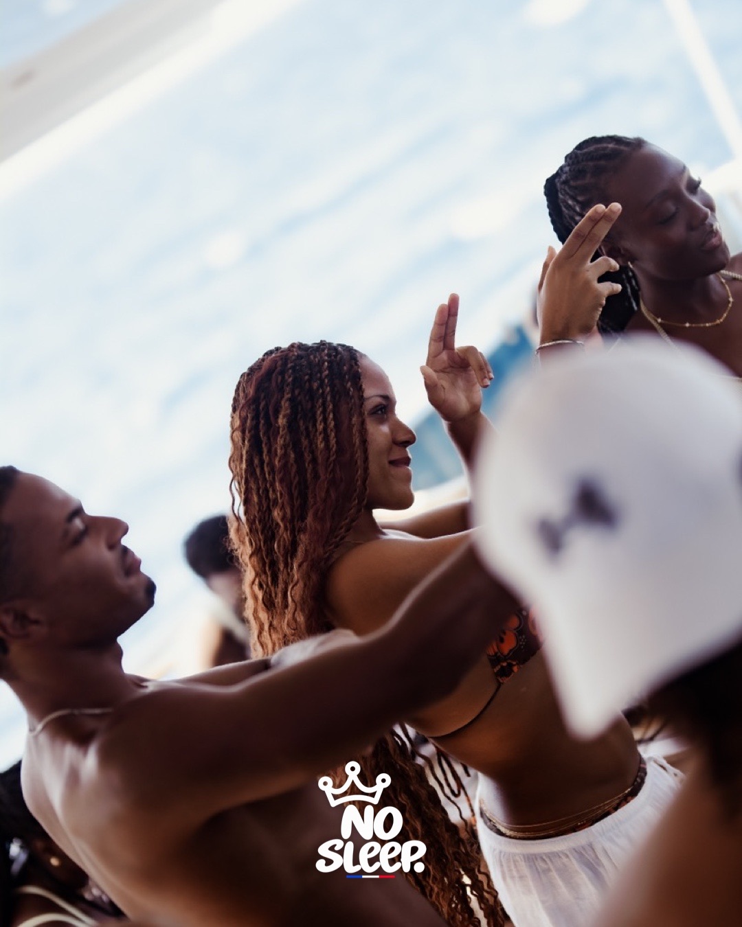 Des amis s'amusent sur le bateau