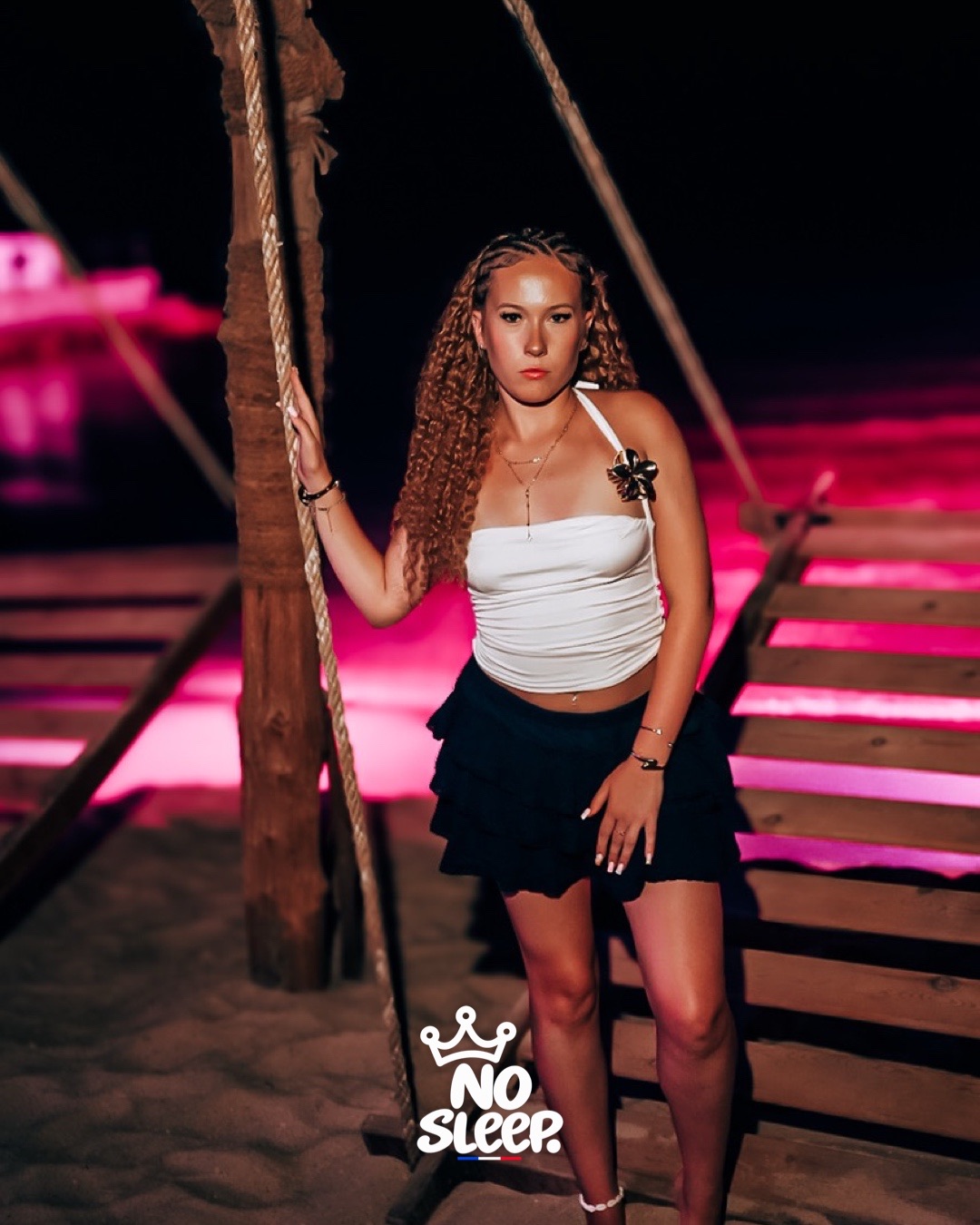 Une invitée pose sur la plage la nuit
