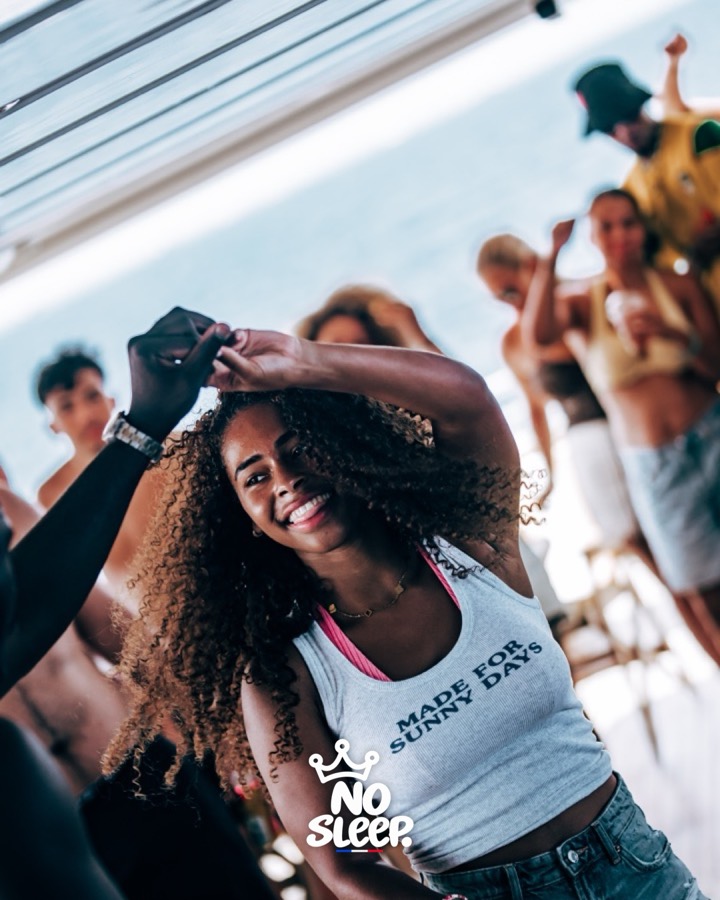 Une invitée aux cheveux bouclés sourit sur le bateau