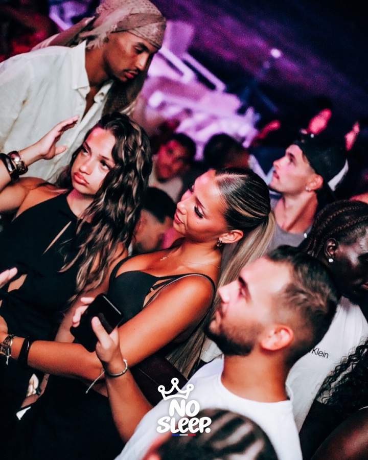 La foule danse serrée sur le dancefloor