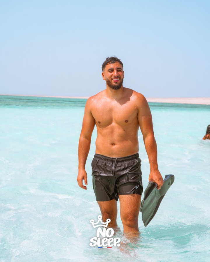 Un invité marche dans l'eau turquoise