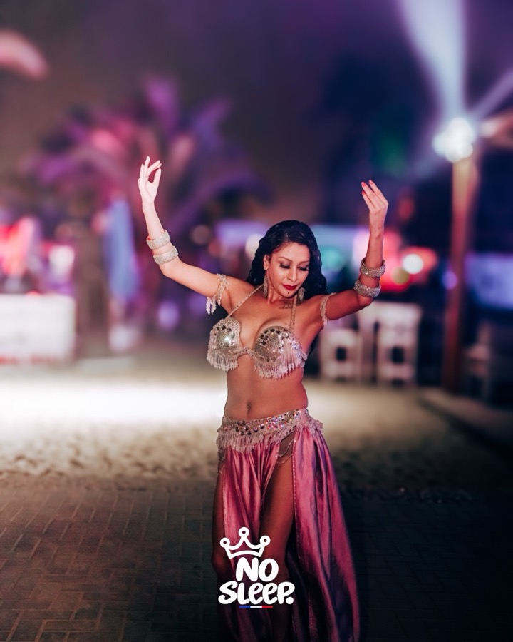 Une danseuse orientale sur la plage la nuit