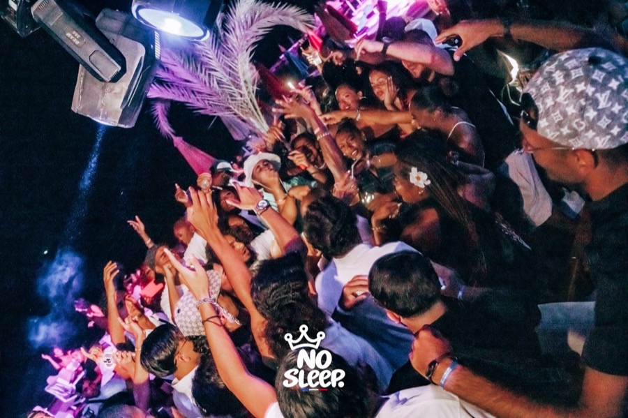 Le dancefloor de nuit en pleine effervescence