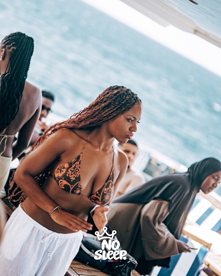 Une invitée danse sur le pont du bateau