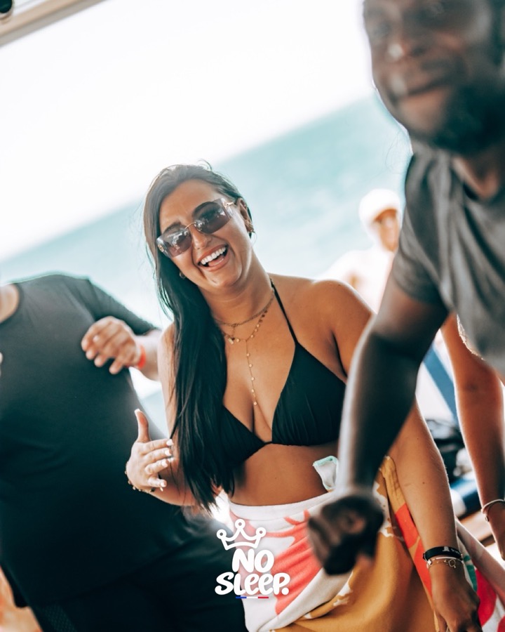 Une invitée en lunettes de soleil sur le bateau