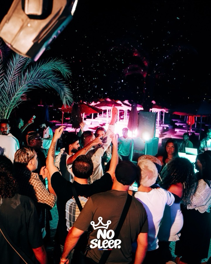 Vue d'ensemble du dancefloor la nuit